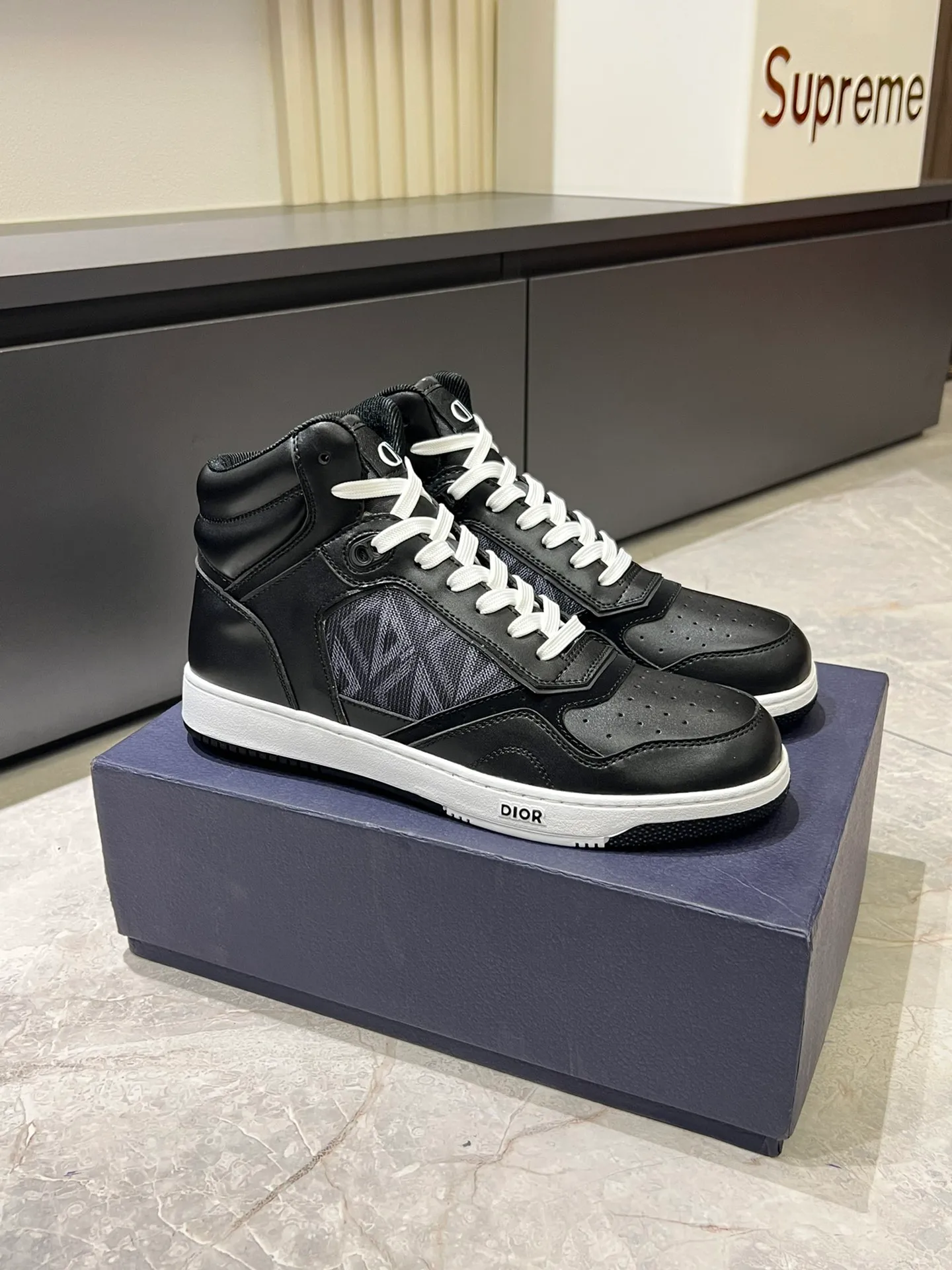Men's shoes 💰p460 "Dio*" mid-top B27 casual sneakers. This B27 high-top sneaker is a new product in the series and continues Di*r's classic style. Crafted from gray and white smooth calf leather with beige and black Oblique print panels on the sides. The "CD Icon" shaped shoelace eyelets are clever and delicate, and the two-color rubber sole, rear collar and heel are all equipped with the brand's iconic details to enhance the style. Oblique printed straps at the ankle allow for an adjustable fit to complement the overall design. Fashionable and versatile, it can complement any look. Create an exquisite design with unique dynamic vitality and modern atmosphere, presented in low-top and high-top styles. This new must-have shoe adds a new dimension to Dior's archive heritage, embodying modern elegance. Purchase the original version and make it 1:1. If you need top quality, please come to me! Male 38-44!